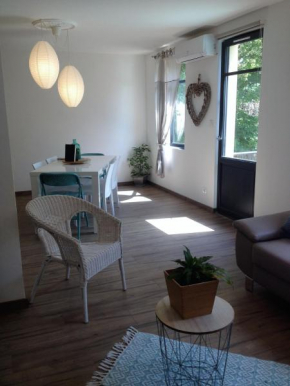 AU VIEUX LAVOIR avec Parking privé, Jardin , Climatisation, à 500 m de la cité